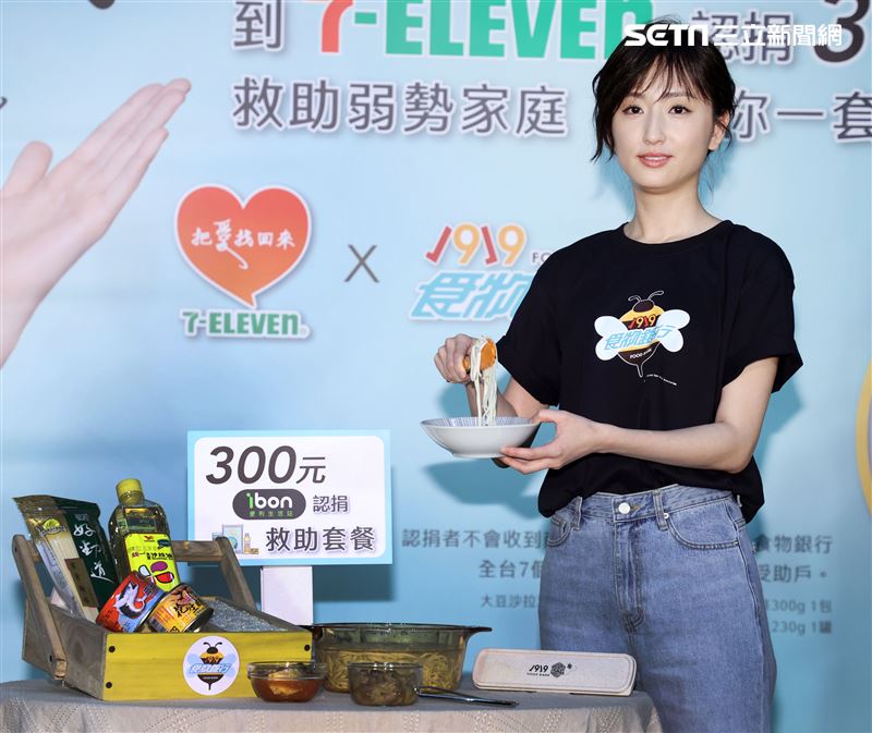 柯佳燕出席「食食來相助、餐餐有飯吃」公益大使，用救助套餐端出一道「用愛伴著吃」。（記者邱榮吉/攝影）