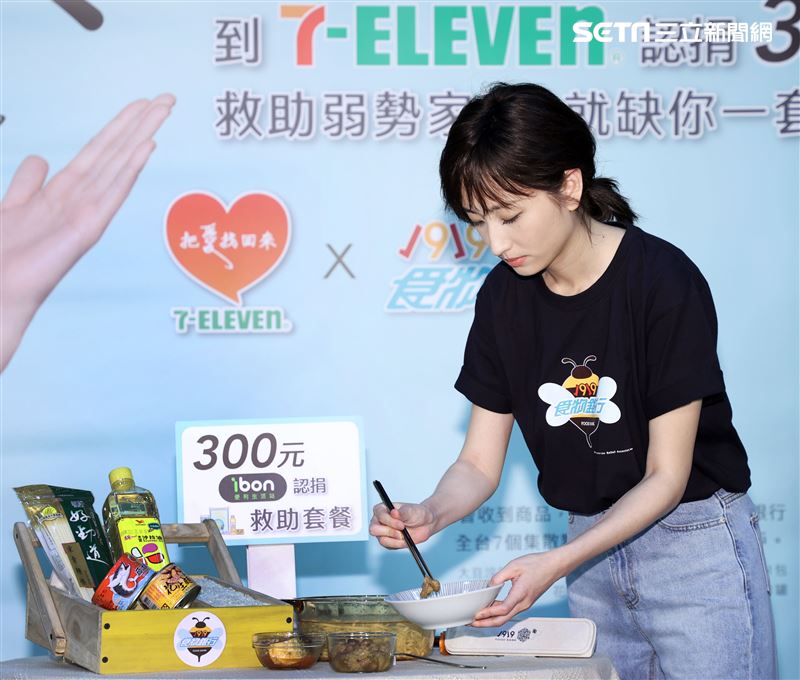 柯佳燕出席「食食來相助、餐餐有飯吃」公益大使，用救助套餐端出一道「用愛伴著吃」。（記者邱榮吉/攝影）