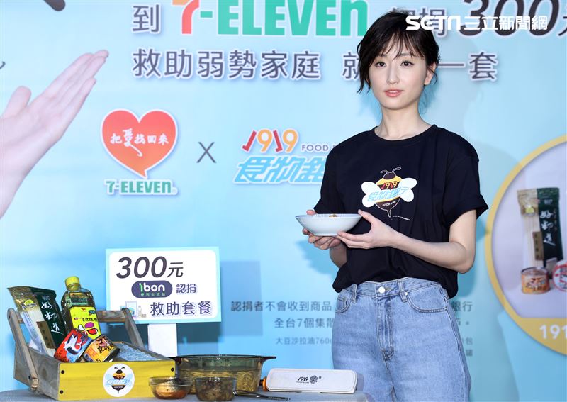 柯佳燕出席「食食來相助、餐餐有飯吃」公益大使，用救助套餐端出一道「用愛伴著吃」。（記者邱榮吉/攝影）