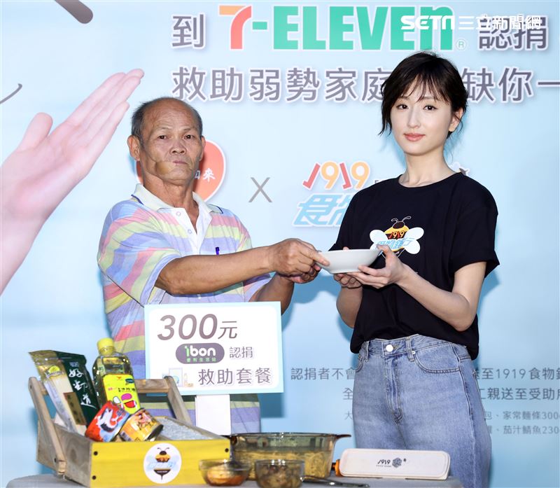 柯佳燕出席「食食來相助、餐餐有飯吃」公益大使，用救助套餐端出一道「用愛伴著吃」。（記者邱榮吉/攝影）