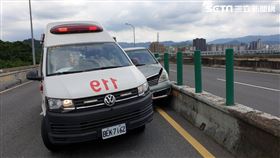 台北市消防局救護車遭休旅車追撞。（圖／翻攝畫面）