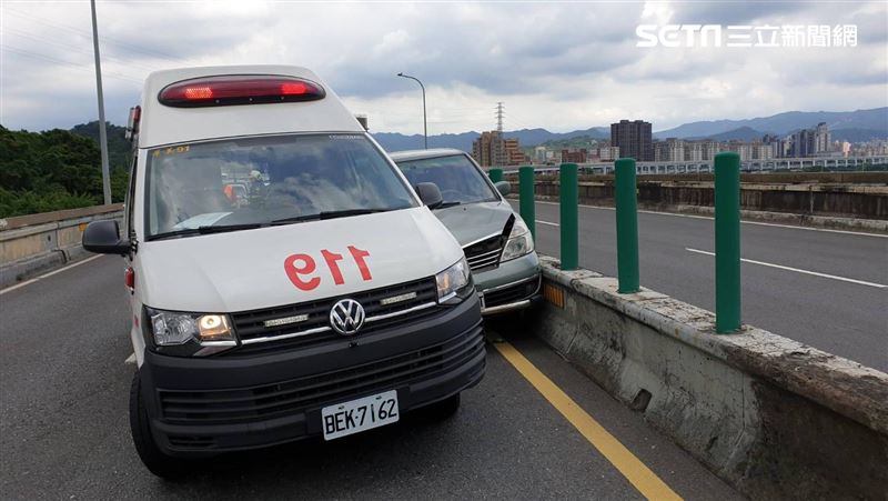 北市救護車急出勤　遭後車猛撞門噴飛