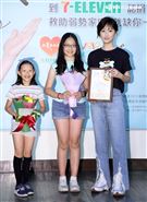 柯佳燕出席「食食來相助、餐餐有飯吃」公益大使，用救助套餐端出一道「用愛伴著吃」。（記者邱榮吉/攝影）