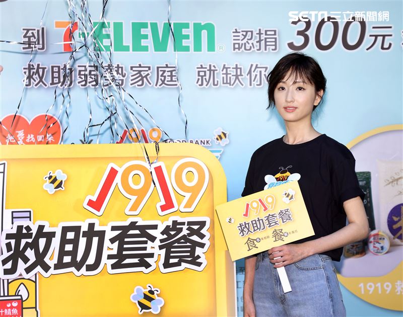 柯佳燕出席「食食來相助、餐餐有飯吃」公益大使，用救助套餐端出一道「用愛伴著吃」。（記者邱榮吉/攝影）