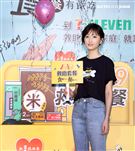 柯佳燕出席「食食來相助、餐餐有飯吃」公益大使，用救助套餐端出一道「用愛伴著吃」。（記者邱榮吉/攝影）