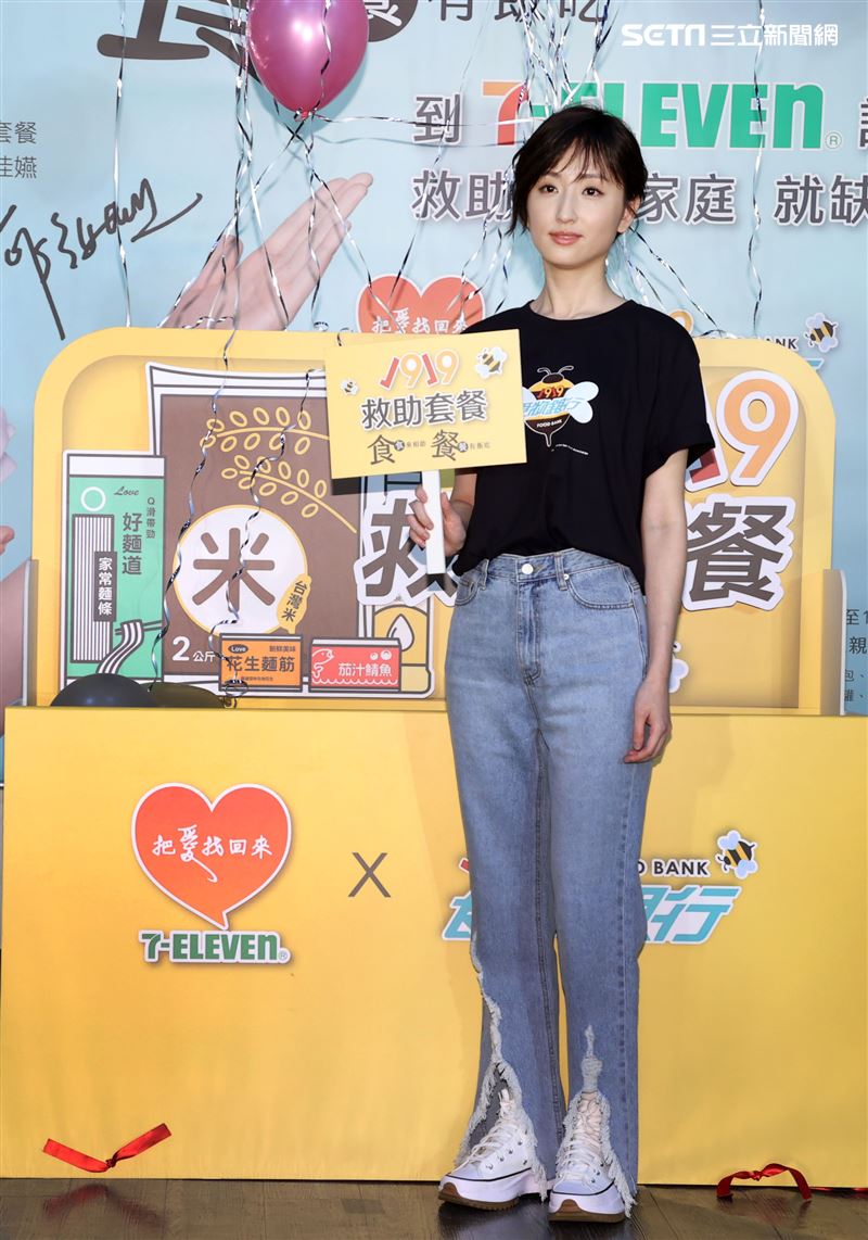 柯佳燕出席「食食來相助、餐餐有飯吃」公益大使，用救助套餐端出一道「用愛伴著吃」。（記者邱榮吉/攝影）