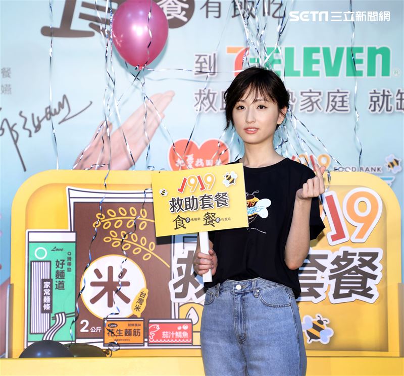 柯佳燕出席「食食來相助、餐餐有飯吃」公益大使，用救助套餐端出一道「用愛伴著吃」。（記者邱榮吉/攝影）