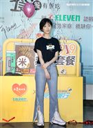 柯佳燕出席「食食來相助、餐餐有飯吃」公益大使，用救助套餐端出一道「用愛伴著吃」。（記者邱榮吉/攝影）