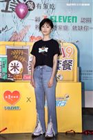 柯佳燕出席「食食來相助、餐餐有飯吃」公益大使，用救助套餐端出一道「用愛伴著吃」。（記者邱榮吉/攝影）