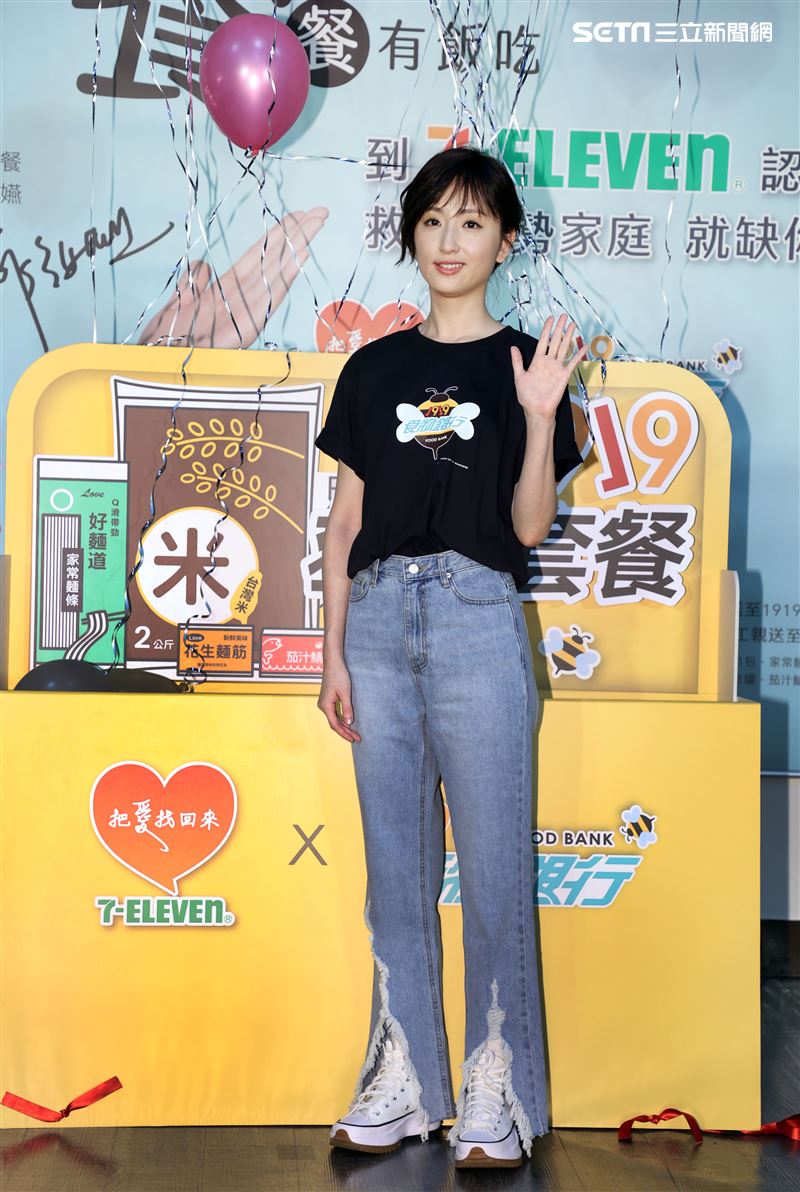 柯佳燕出席「食食來相助、餐餐有飯吃」公益大使，用救助套餐端出一道「用愛伴著吃」。（記者邱榮吉/攝影）