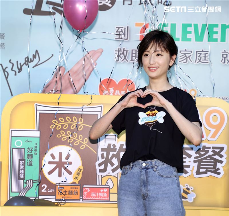 柯佳燕出席「食食來相助、餐餐有飯吃」公益大使，用救助套餐端出一道「用愛伴著吃」。（記者邱榮吉/攝影）