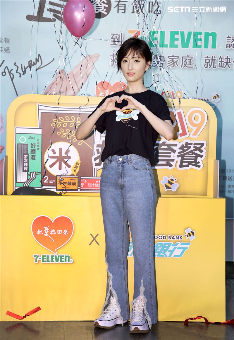 柯佳燕出席「食食來相助、餐餐有飯吃」公益大使，用救助套餐端出一道「用愛伴著吃」。（記者邱榮吉/攝影）