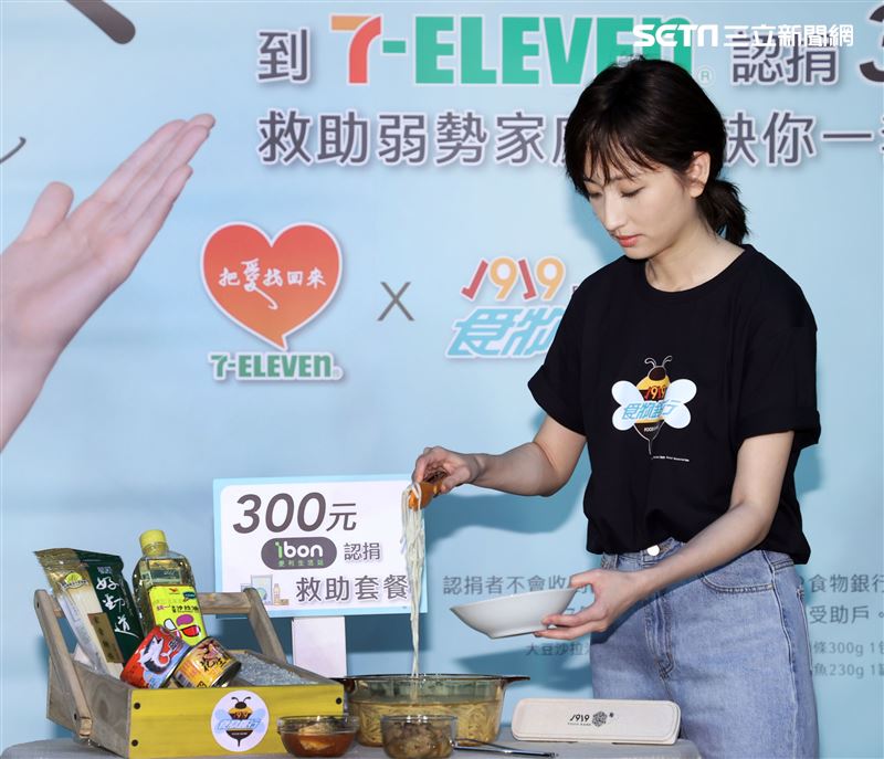 柯佳燕出席「食食來相助、餐餐有飯吃」公益大使，用救助套餐端出一道「用愛伴著吃」。（記者邱榮吉/攝影）