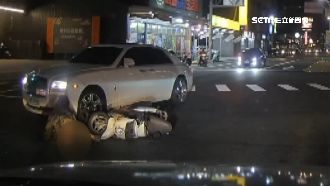 勞斯萊斯與機車擦撞　女騎士驚呆急哭