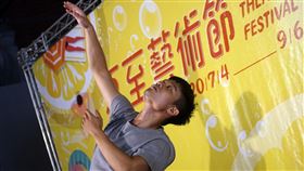 夏至藝術節登場（3）「夏至藝術節」由雲林縣、嘉義縣、嘉義市以及台南新營等4個文化中心，共同組成「雲嘉嘉營劇場連線」所策辦，於7月4日登場，將一路舉辦至9月初。主辦單位8日在國立台灣博物館南門園區舉辦記者會，邀請驫舞劇場舞者到場表演宣傳。中央社記者裴禛攝  109年7月8日