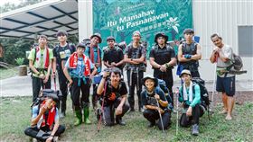 完成陳爸遺願  台東孩子書屋8月登小鬼湖（1）台東「孩子的書屋」由「陳爸」陳俊朗創辦，累積至今陪伴逾千名孩童成長；去年7月初，陳爸辭世，由陳爸的大兒子陳彥翰接棒。帶孩子攀登中央山脈是「陳爸」的願望，團隊8日先出發探勘攀登路線。（孩子的書屋提供）中央社記者盧太城台東傳真  109年7月8日