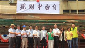 自由中國號海大亮相（1）中式木造古帆船「自由中國號」8日在國立台灣海洋大學航海園區亮相，文化部長李永得（中）出席揭幕，並感謝張榮發基金會支持和海大的維護及推廣，讓「自由中國號」得以再現世人眼前。中央社記者王朝鈺攝　109年7月8日