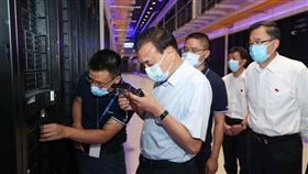 考察數據中心！李克強突然「抽硬碟」…網曝悲慘後果（圖／翻攝自中國政府網）