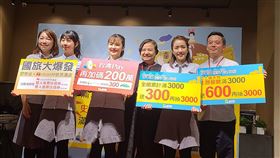 京站：7月業績還沒回籠 期待振興券效應京站總經理柯愫吟（右3）表示，7月業績至今還沒全部回籠，主要來自今年暑假延後至15日開始，加上民眾都在等振興券上路。中央社記者江明晏攝　109年7月8日