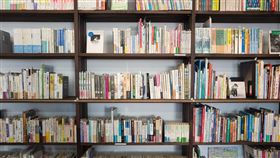 書櫃,厲害,珍藏,笑話,角落(翻攝自 Pixabay)