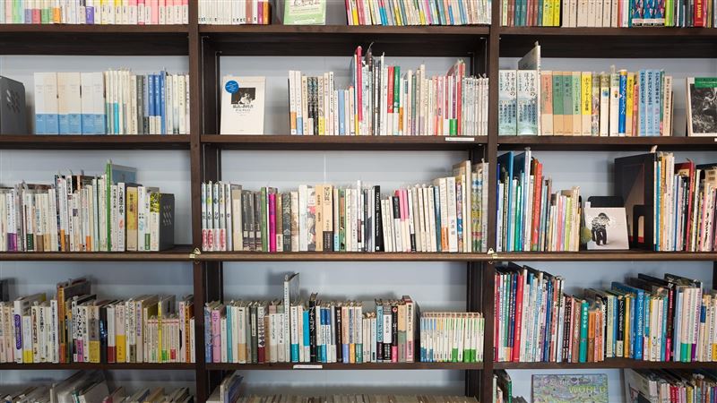 老爸書櫃藏「很厲害的書」她翻開氣炸