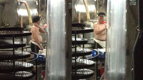 他打赤膊做豆腐還邊抽菸　網一看驚呆：是拓海他爸？
圖／翻攝自爆料公社