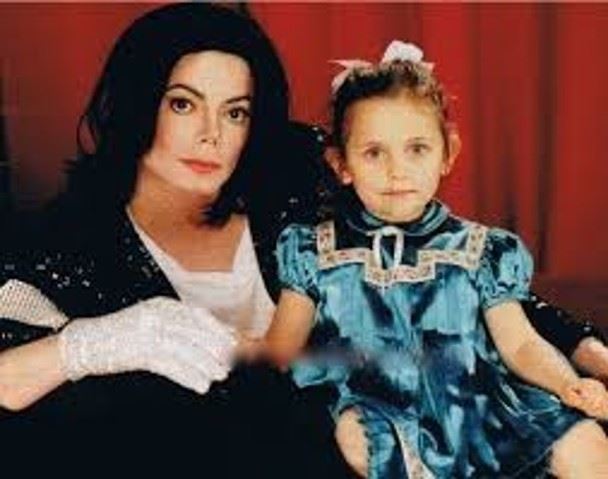麥可傑克森當年喜歡將女兒扮成洋娃娃。(圖/翻攝自Paris Jackson IG)