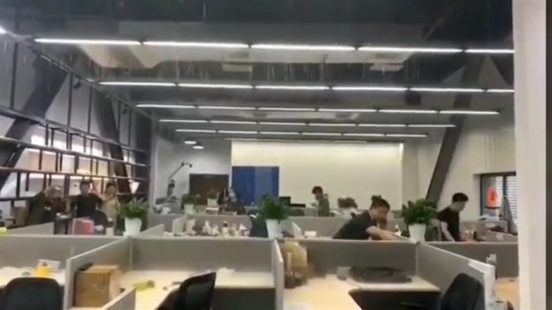 暴雨下不停　中國第一高樓慘變水濂洞