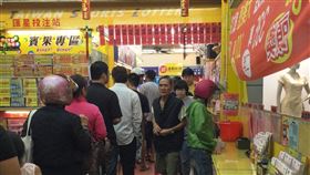 ▲全台各地投注站已經出現購買威力彩排隊人潮。（圖／匯星彩券行提供）