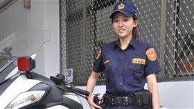 宜蘭警花北宜公路宣導交安很吸睛宜蘭縣警察局交通隊年輕女警吳晨如日前在新北、宜蘭交界的北宜公路宣導交通安全，因外型清秀亮眼，常被車友要求合照。她受訪時不忘提醒車友遵守交通規則、不要超速，注意自身安全。中央社記者沈如峰宜蘭縣攝　109年7月8日