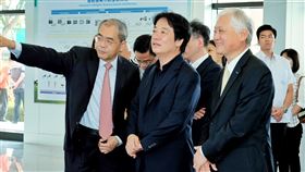 賴清德參訪物聯網產業（2）副總統賴清德（前中）8日參訪研華公司時指出，他自詡是政府與產業界或社會的橋梁，地方、中央資歷完整的他，也能用政府的角度去看社會需求；對於研華提出的相關建議，他將邀請立委、地方政府及相關部會「喝咖啡」，討論出具體做法的輪廓。中央社記者吳睿騏桃園攝　109年7月8日