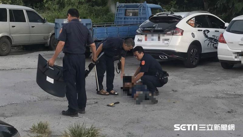 彰化少年闖派出所　持斧頭砍破大門