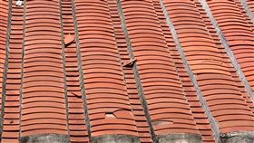 為賞花火踩壞馬公觀音亭屋瓦　澎縣府嚴禁攀爬澎湖國際海上花火節日前開幕，吸引超過萬名民眾前往觀賞，但卻傳出有民眾爬上馬公觀音亭屋頂賞花火，不慎踩壞古蹟左廂房屋瓦，縣長賴峰偉8日得知後，指示文化局會勘損壞情形、儘速修復，並要求加強維安巡邏，禁止民眾再攀爬至屋頂看花火。中央社  109年7月8日