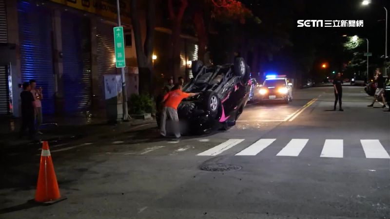 疑路口未減速　交通車、小黃相撞翻覆