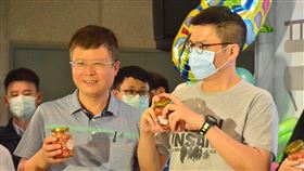 新北市府推社區小旅行　介紹地方有機食材新北市政府推出「社區小旅行．齊心拚經濟」活動，8日舉行記者會，觀旅局長張其強（右）與瑞芳區長施玉祥（前左）等人會中介紹社區所產的有機食材。中央社記者黃旭昇新北市攝　109年7月8日