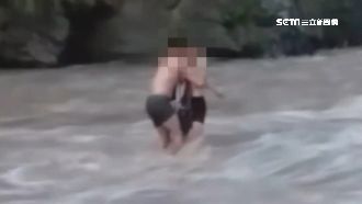 山區溪水暴漲　2男緊抓彼此等救援