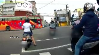遊覽車紅燈硬闖左轉　險撞一整排騎士