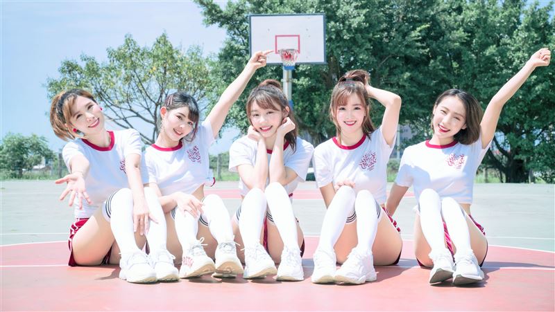 烈日下拍MV　樂天女孩狂NG濕又累