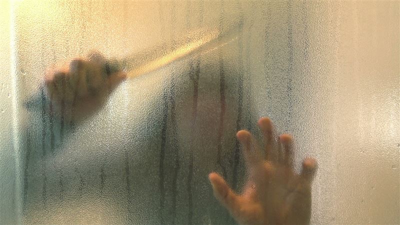 深夜傳敲門聲！門一開…匕首男站門口