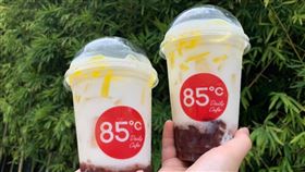 古早味剉冰變飲品「紅豆粉粿鮮奶」。（圖／85˚C提供）