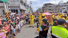 媽祖急轉彎親近小朋友（圖／廖國棟）