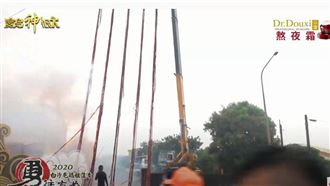 吊車掛5長炮迎白沙屯媽　畫面超震撼