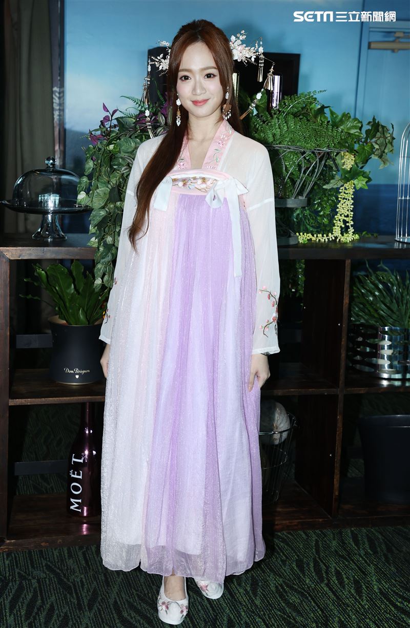 星光二班程依禾瑤身一變為遊戲公司高層，古裝扮相為自家遊戲代言。（記者邱榮吉/攝影）