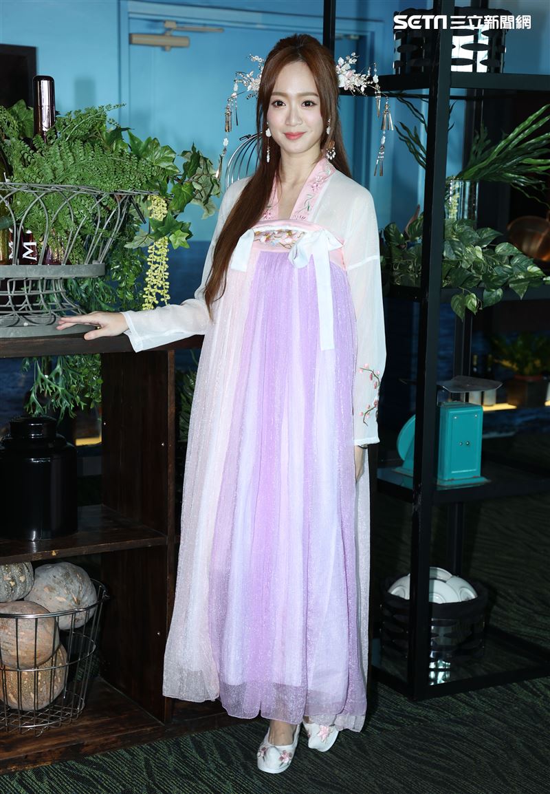 星光二班程依禾瑤身一變為遊戲公司高層，古裝扮相為自家遊戲代言。（記者邱榮吉/攝影）