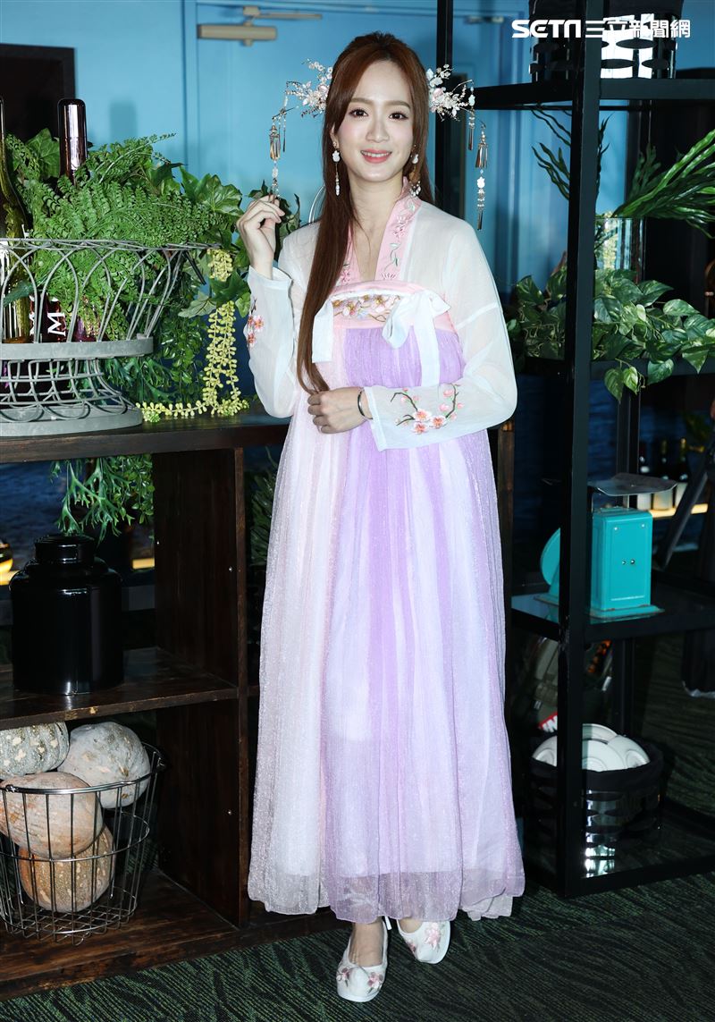 星光二班程依禾瑤身一變為遊戲公司高層，古裝扮相為自家遊戲代言。（記者邱榮吉/攝影）