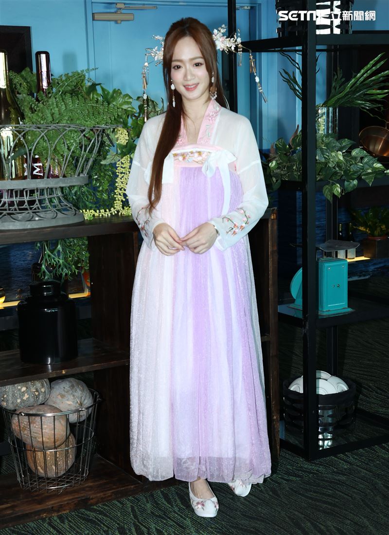 星光二班程依禾瑤身一變為遊戲公司高層，古裝扮相為自家遊戲代言。（記者邱榮吉/攝影）