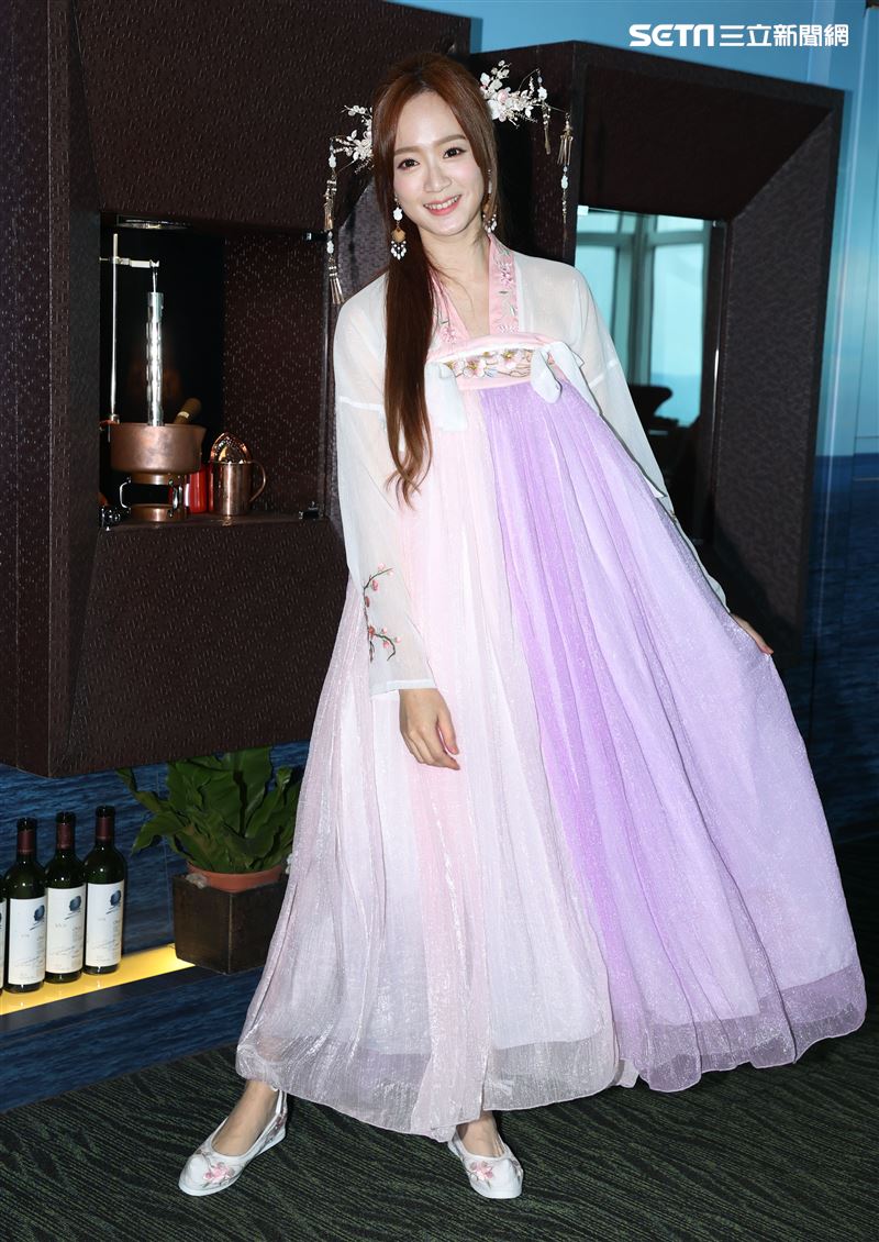 星光二班程依禾瑤身一變為遊戲公司高層，古裝扮相為自家遊戲代言。（記者邱榮吉/攝影）