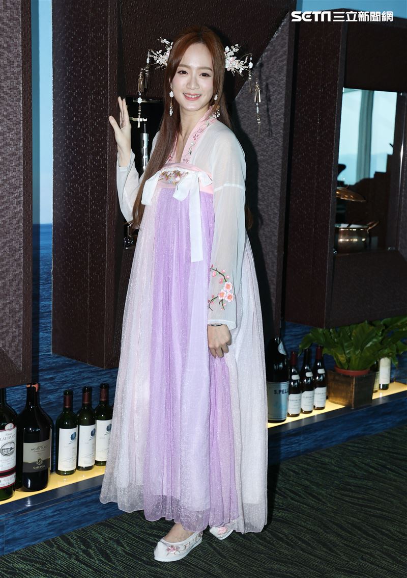 星光二班程依禾瑤身一變為遊戲公司高層，古裝扮相為自家遊戲代言。（記者邱榮吉/攝影）