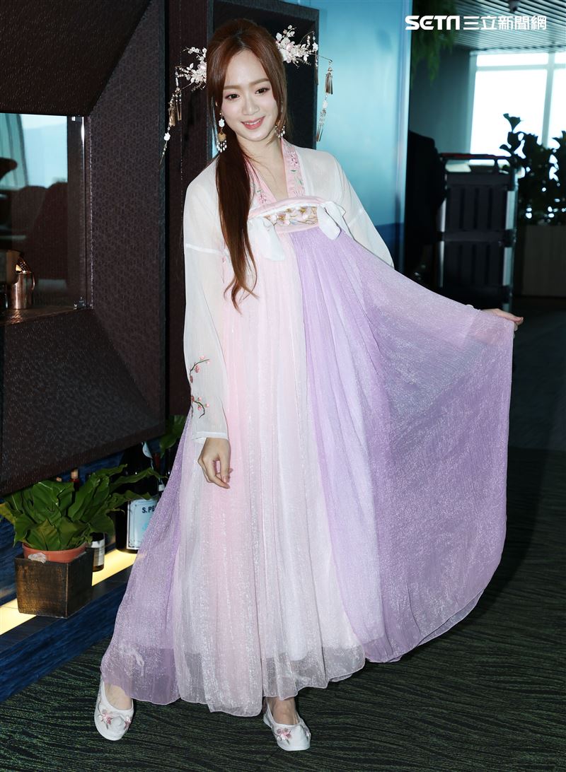 星光二班程依禾瑤身一變為遊戲公司高層，古裝扮相為自家遊戲代言。（記者邱榮吉/攝影）