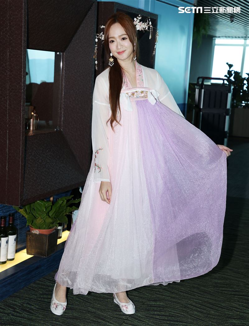 星光二班程依禾瑤身一變為遊戲公司高層，古裝扮相為自家遊戲代言。（記者邱榮吉/攝影）